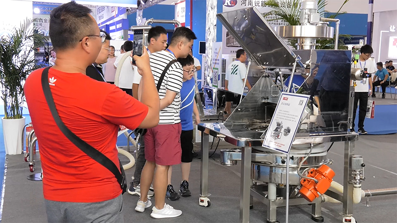 新乡市高服机械股份有限公司展示的无尘投料站